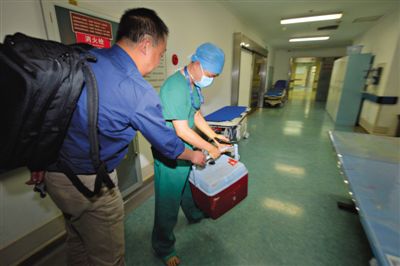 20∶55 活體心臟抵達(dá)安貞醫(yī)院手術(shù)室外交給醫(yī)生。