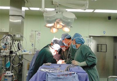 22∶30 手術(shù)正在緊張進(jìn)行中，著名心臟外科專家孟旭主任主刀。