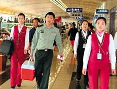 17∶25 南航工作人員引導(dǎo)陪運(yùn)醫(yī)務(wù)人員走快速登機(jī)通道。網(wǎng)絡(luò)截圖