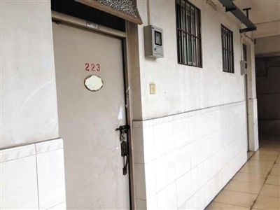 4月19日，中山大學一男生公寓樓二樓自殺研究生蔡潔挺的宿舍。門上的封條已被撕去。新京報記者 范春旭 攝