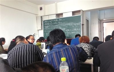 5月6日，大慶市，油田實行招工考試后，出現(xiàn)了各種考前輔導班。