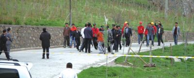 上圖：工廠保安拒絕外人入內(nèi)。下圖：工作人員戴上防護面具進入現(xiàn)場?！把胍曅侣劇蔽⒉? width=