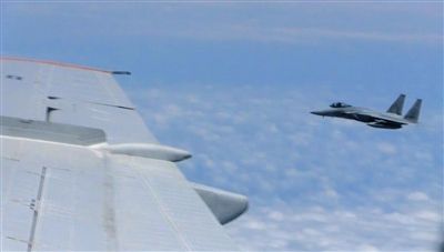 國(guó)防部網(wǎng)站12日公布的視頻截圖,日本F-15軍機(jī)從中國(guó)圖-154機(jī)頭方向危險(xiǎn)切入,兩者最近距離約30米左右。