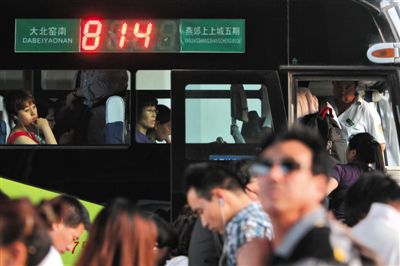 2014年5月22日,乘客在北京大北窯南乘坐開往燕郊的814路公交車。
