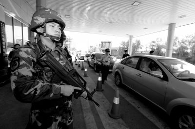 武警持槍警戒進(jìn)駐檢查站。