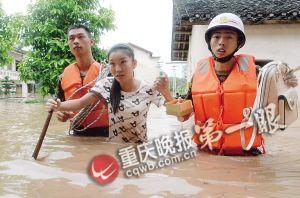 長(zhǎng)壽區(qū)，消防官兵搜救被困群眾。