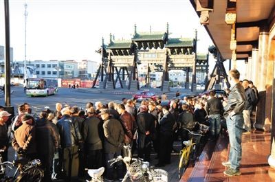 11月3日，大同市四牌樓附近，耿彥波“粉絲團”在聚眾討論。