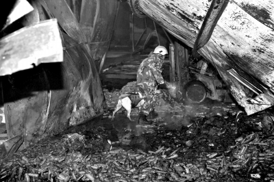 救援人員在山東壽光一食品廠火災現(xiàn)場搜救。新華社發(fā)