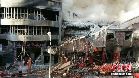 2015年1月3日，哈爾濱市道外區(qū)太古街著火塌方現(xiàn)場，火又燒了起來