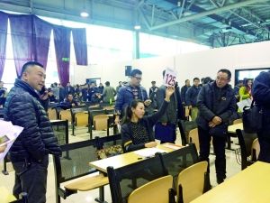 　首批中央和國家機關(guān)公車第三場拍賣現(xiàn)場。賈悅/攝