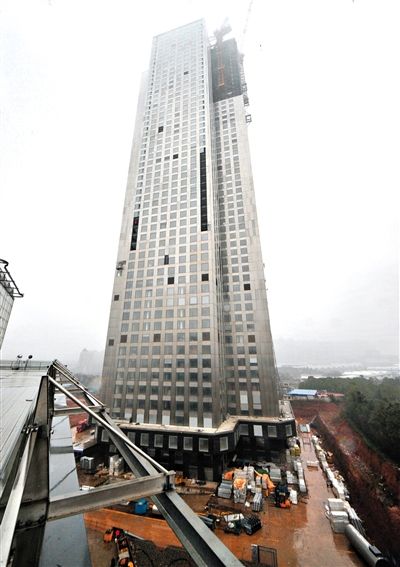 湖南遠大可建公司采取模塊化建造技術建造的57層高樓施工現(xiàn)場。新華社發(fā)