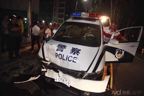 南都記者昨晚趕到現(xiàn)場(chǎng)時(shí)，交警及保險(xiǎn)公司已經(jīng)在處理事故，現(xiàn)場(chǎng)有很多圍觀者。