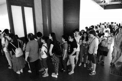 眾人排起長隊等待觀看中國第一畫《清明上河圖》。