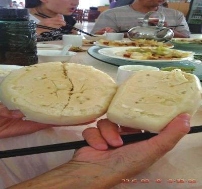 在參加山西游行程中，體驗(yàn)員發(fā)現(xiàn)團(tuán)餐中的饅頭已經(jīng)發(fā)霉。視頻截圖