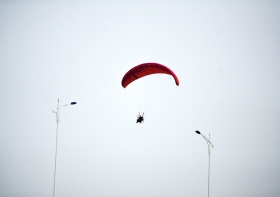 10月25日下午，動(dòng)力傘從一對(duì)路燈上空飛過