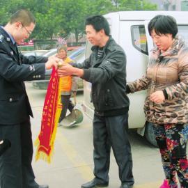 何姜姜的父母給民警送錦旗。