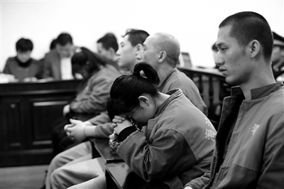 昨日，因涉嫌誘騙男網(wǎng)友進(jìn)行高額消費(fèi)，海淀區(qū)一咖啡廳負(fù)責(zé)人及“吧女”等14人受審。新京報(bào)記者 王貴彬 攝