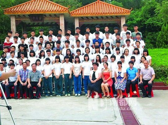 畢業(yè)照中間留出四個空位。