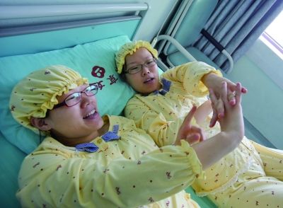 生完寶寶后姐妹倆在床上聊天。