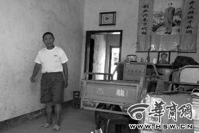 8月16日，在家中接受監(jiān)外執(zhí)行4年刑期的汪衛(wèi)國（化名）剛剛送走家訪的法官。