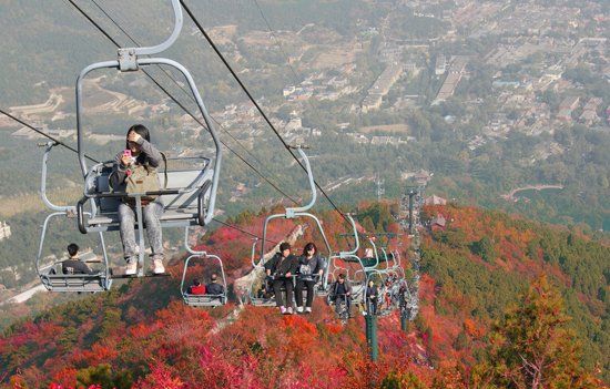 　香山公園“吊籃式”纜車除防護杠外，無其他防護措施。（資料圖）