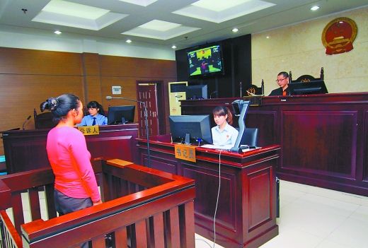    9月29日，萬州區(qū)人民法院，被告王桂娟（化名）在庭審現(xiàn)場。 重慶晨報記者 胡杰 實習生 黃敬坤 攝