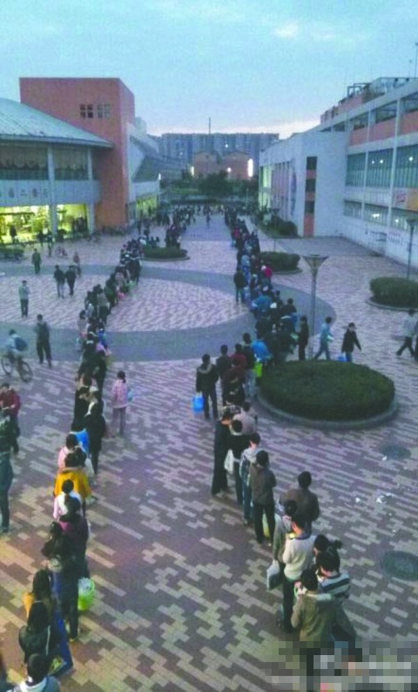 24日傍晚，川大江安校區(qū)浴室前排隊(duì)“盛況”