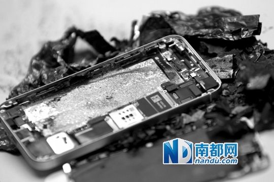 于先生的新iPhone5S手機直接“爆”廢。 南都記者劉有志攝