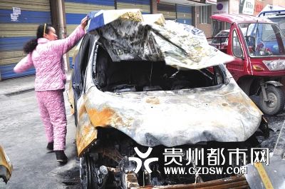 才跑8000公里的車被燒得不成樣子。