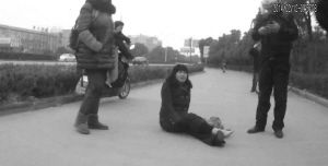 鄭大姐坐在地上，警方趕到進行施救。（視頻截圖由警方提供）