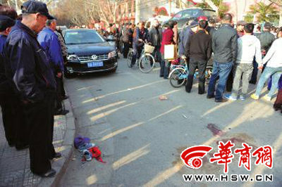 車禍現(xiàn)場的血跡被人用土覆蓋，旁邊則放著紅領(lǐng)巾、一雙童鞋和一頂帽子 本報記者 趙彬 攝