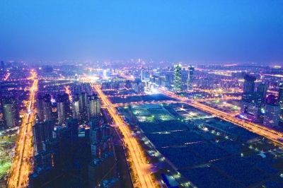 阮忠在青奧中心塔吊上拍攝的南京夜景。本版圖片由阮忠提供