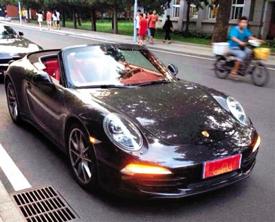 近日，一組“北體大畢業(yè)典禮豪車云集堪比車展”組圖在網(wǎng)絡(luò)爆紅。網(wǎng)絡(luò)截圖