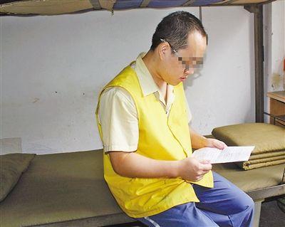 昨天，張文兵在看家書。 記者 鐘耕軍 攝