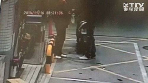 監(jiān)視器拍下男子騎車到加油站買由。圖自東森新聞