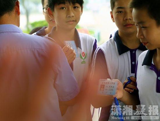 5月26日，岳陽縣第八中學(xué)，學(xué)生出校門時(shí)出示通行證