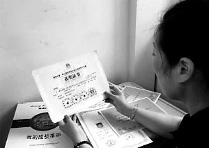 思念小寶的時候，李女士就一遍遍整理孩子留在家里的物品。
