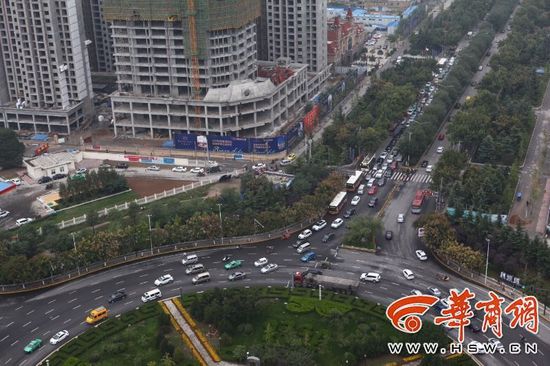 近日，不少通過陳楊寨轉(zhuǎn)盤的司機發(fā)現(xiàn)，4個方向的路口共新設(shè)了8個紅綠燈。