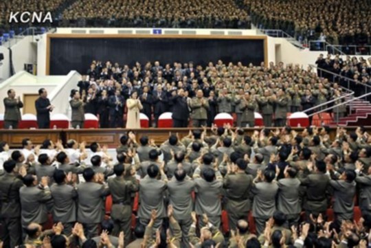 朝中社報道，朝鮮最高領(lǐng)導人金正恩10月29日攜夫人李雪主出席并觀看了紀念金日成軍事綜合大學建校60周年牡丹峰樂團演出。圖片來源：朝中社