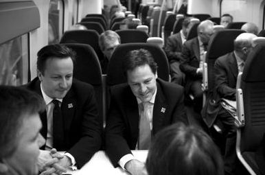 2012年1月9日，英國(guó)首相卡梅倫(左)與副首相克萊格(右)乘火車前去參加會(huì)議。