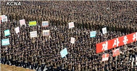 大會結(jié)束后，與會群眾舉行示威游行。