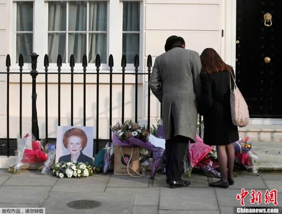 當?shù)貢r間2013年4月8日，英國倫敦，民眾在英國前首相撒切爾夫人位于倫敦的住所前進行悼念活動。