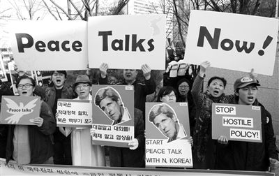 4月12日，韓國示威者在該國國防部前手持克里畫像，反對韓美軍演，要求克里前往朝鮮尋求和平談判。