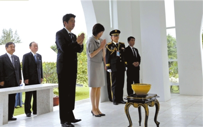 25日，緬甸仰光，安倍偕妻子參拜“二戰(zhàn)陣亡日軍墓”。圖/CFP