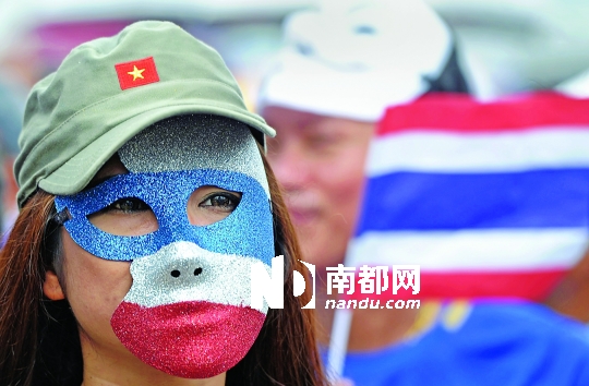 4日，一名泰國反政府人士頭戴面具在首都曼谷參加集會(huì)。