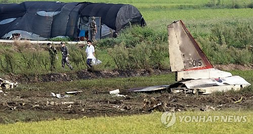 當(dāng)?shù)貢r間28日下午2時8分許，韓國一架空軍教練機(jī)T-50在全羅南道光州市西區(qū)細(xì)荷洞農(nóng)田墜毀。