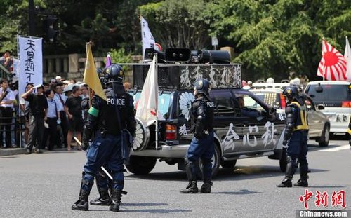 現場10多名日本警察身穿防暴制服，嚴防右翼份子鬧事。