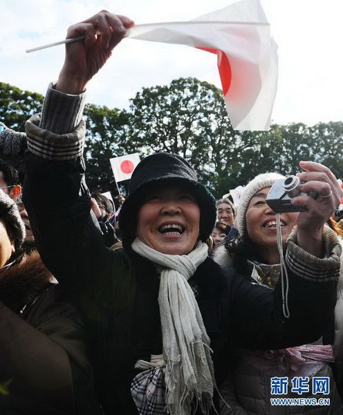 當(dāng)?shù)貢r(shí)間12月23日，在位于日本東京的皇宮，民眾向明仁天皇祝賀生日。