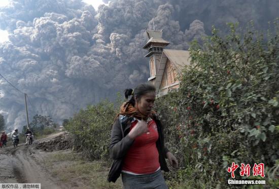 當(dāng)?shù)貢r(shí)間2月1日，印尼錫納朋火山持續(xù)噴發(fā)。