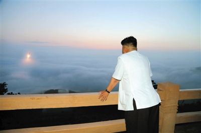　朝鮮最高領(lǐng)導(dǎo)人金正恩正在觀看導(dǎo)彈發(fā)射。